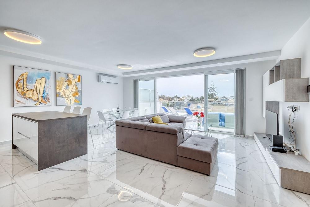 Fabulous Penthouse Close To St George's Bay