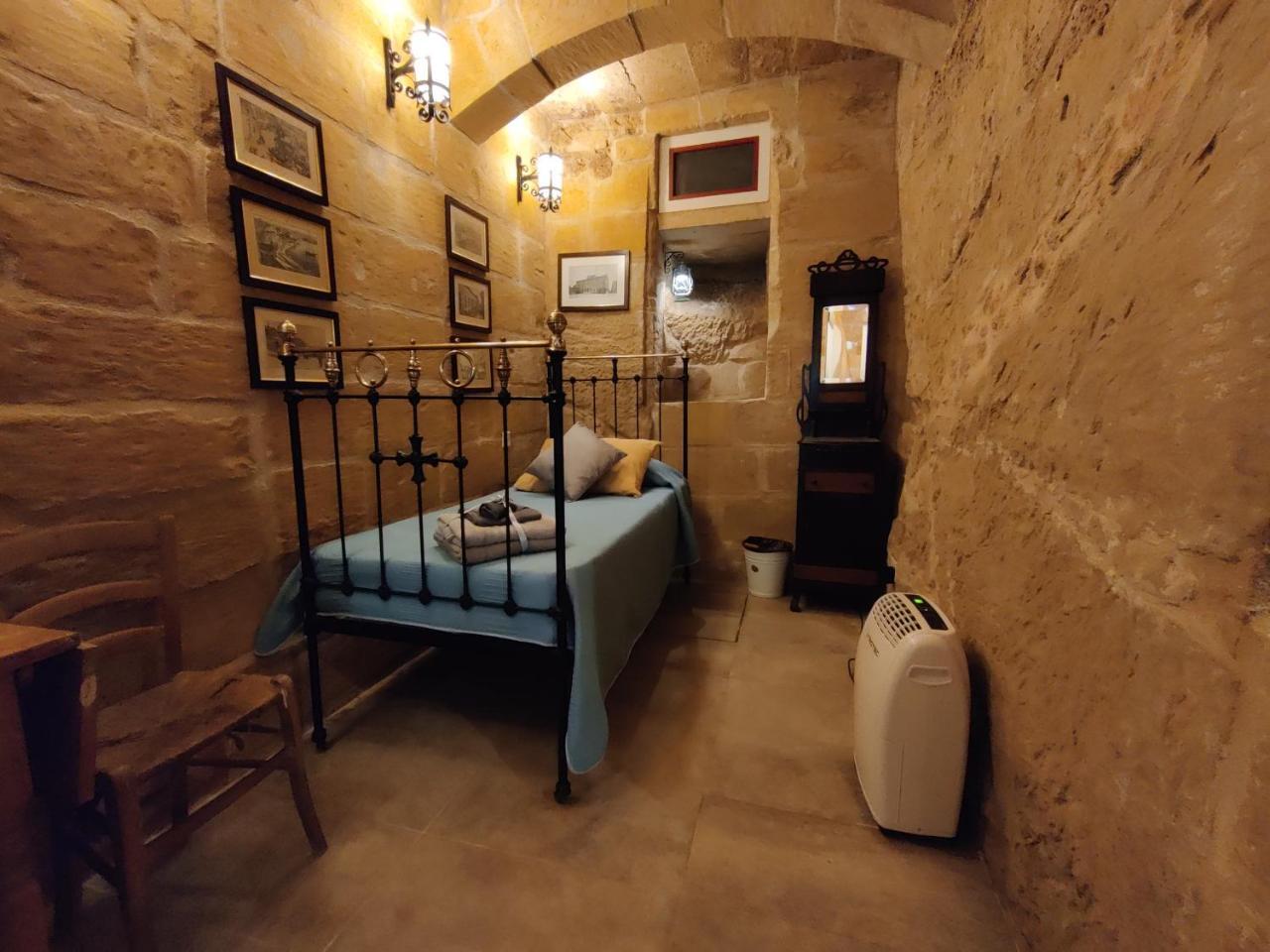 Cozy Corner House in Valletta - Authentic! 2