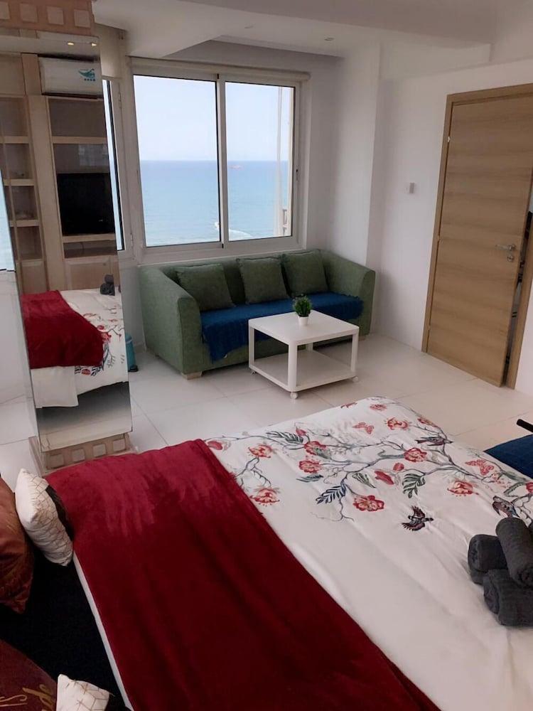 Larnaca Seaview Rooms 1