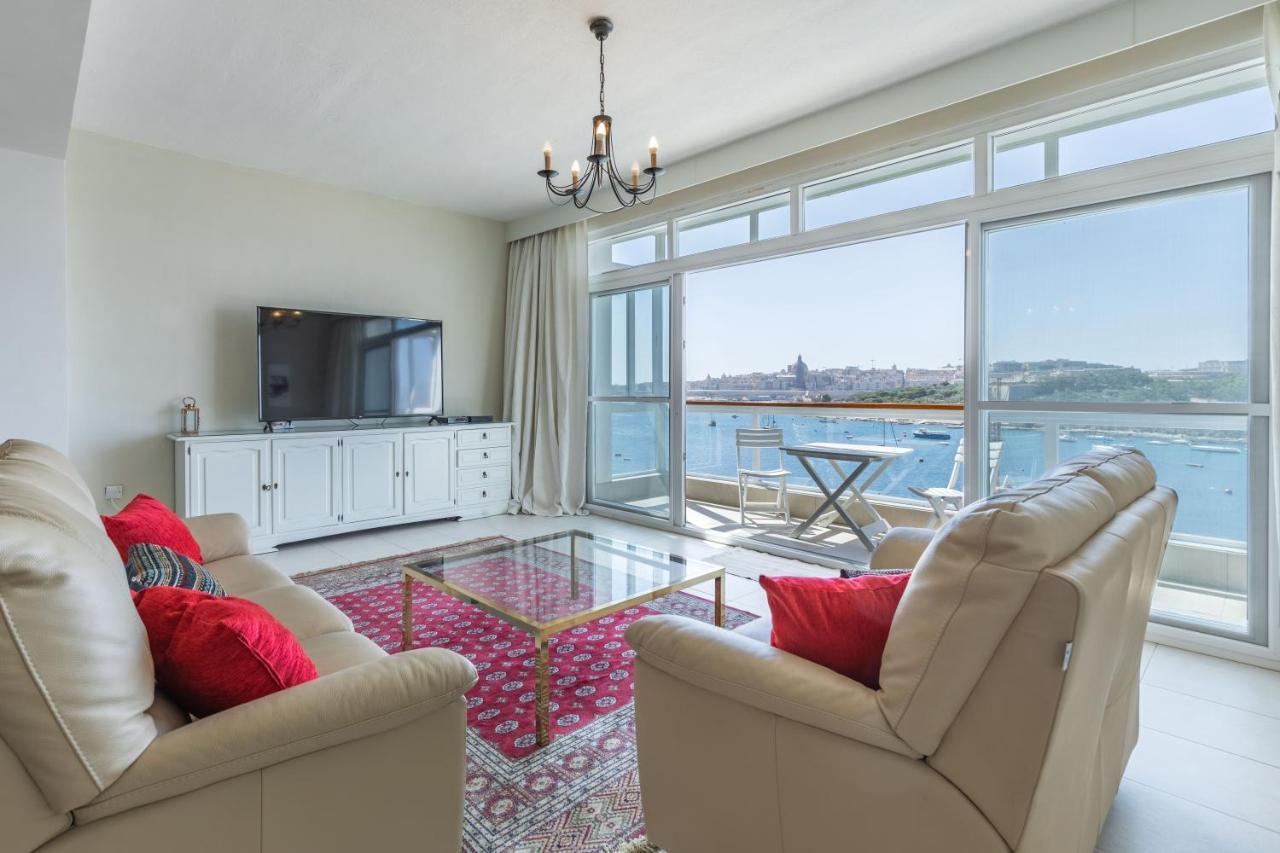 Stunning - Seafront 3-Bedroom 6th Floor 1