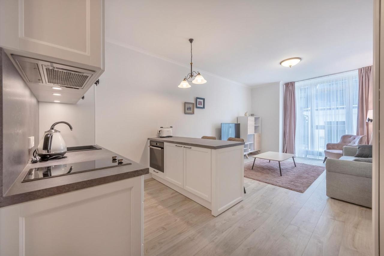 Happy Inn Just Studio, Self Check-In-24x7,Parking-In-The-Underground-Garage 2