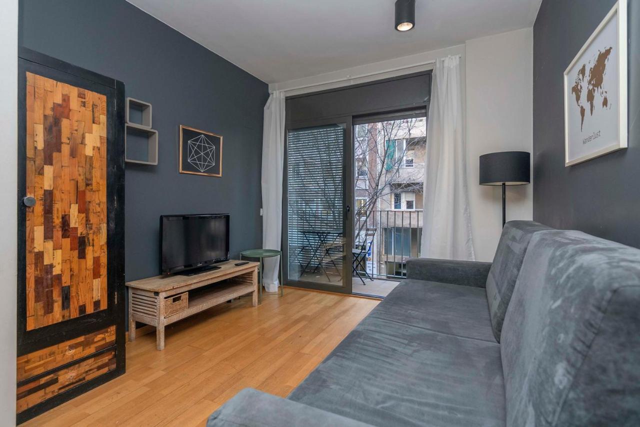 Modern And Bright Apartment in Eixample 1-2 (Adults Only) 1