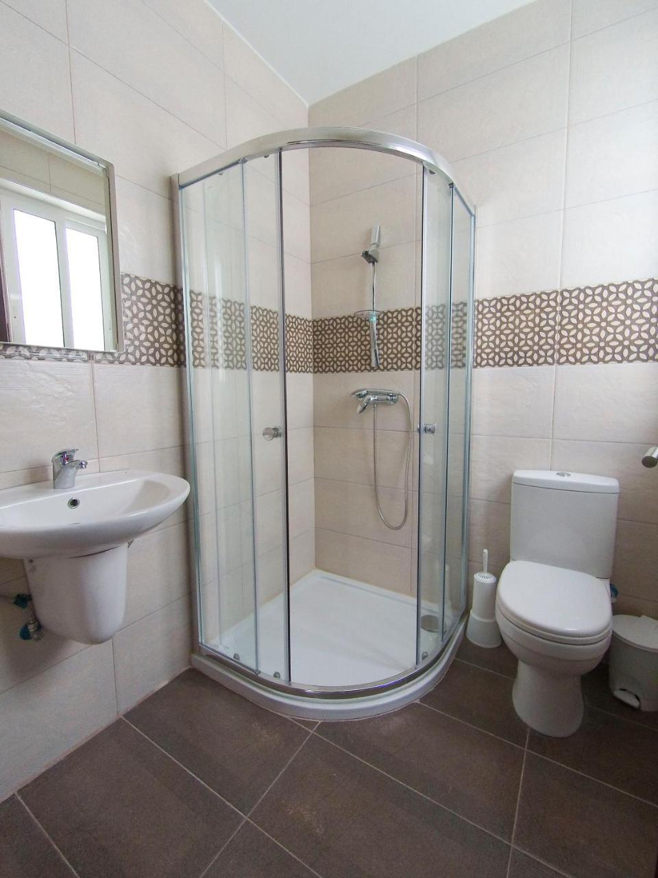 F8 Room 1, Private Double Room with Private Bathroom in Shared Flat 1