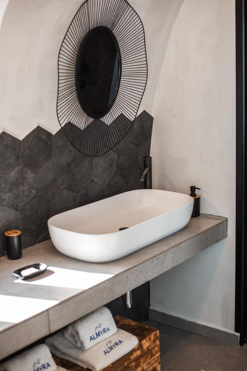 Almyra Oia Suites (Adults only) 2