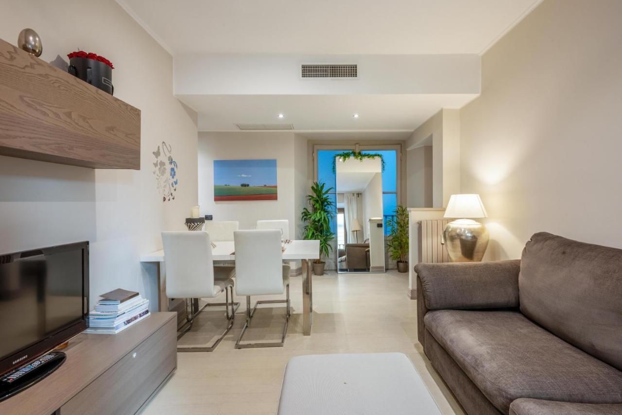 Gemma Preziosa Tra Il Castello Sforzesco Ed Il Duomo di Milano by Easylife 2