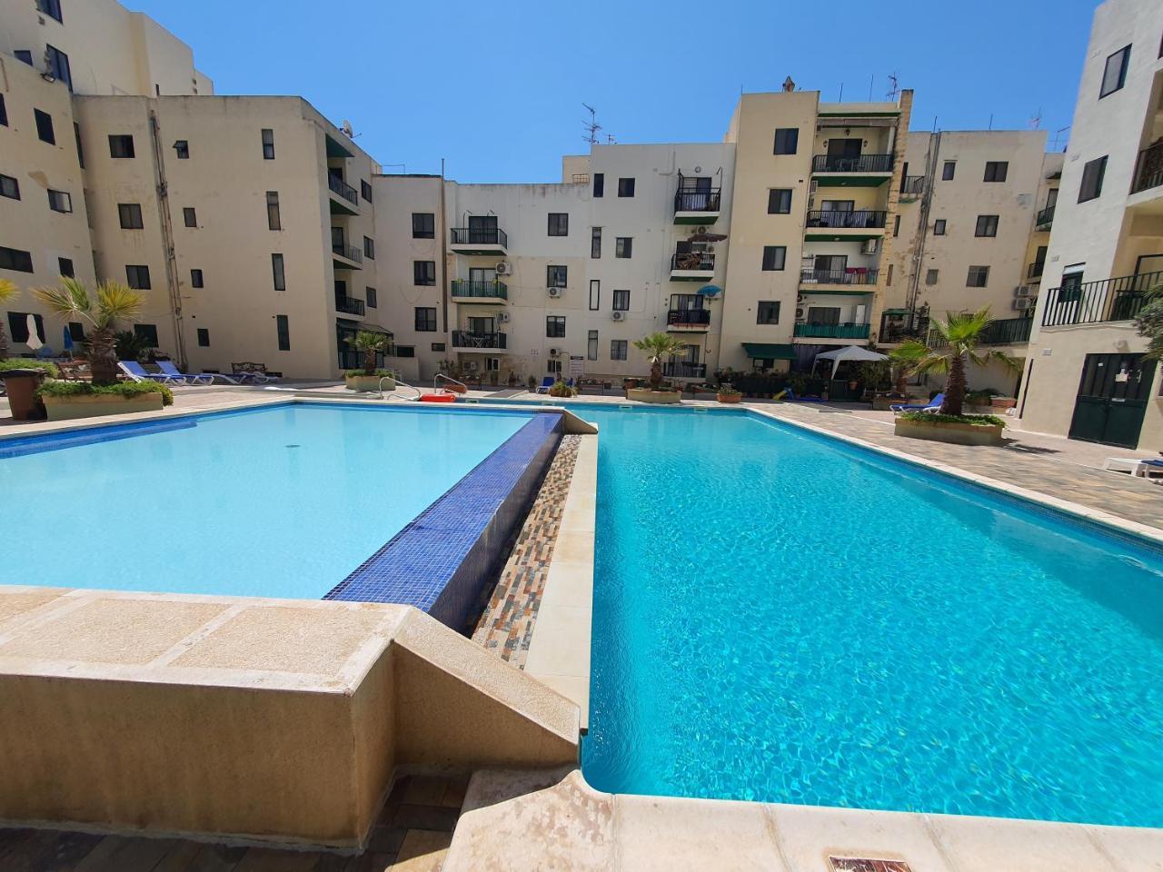Pretty 2 Bedroom Apartment with Shared Pool
