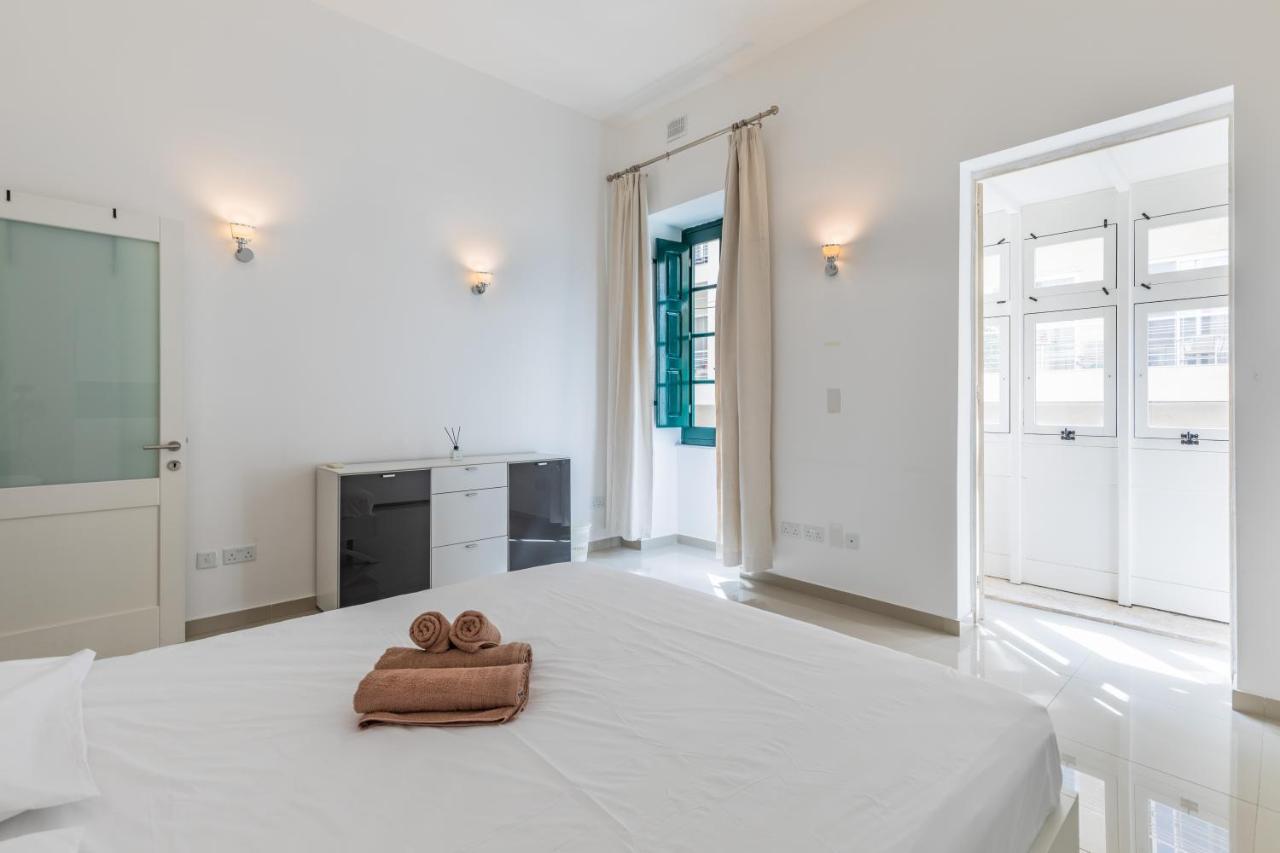 Unique Four Bedroom Townhouse One Minute Away From the Seafront 1