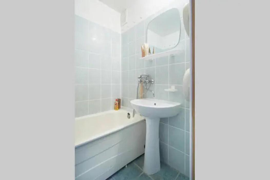 Cozy Private Room in a Three Room Apartment Free Parking Feel Like at Home 1