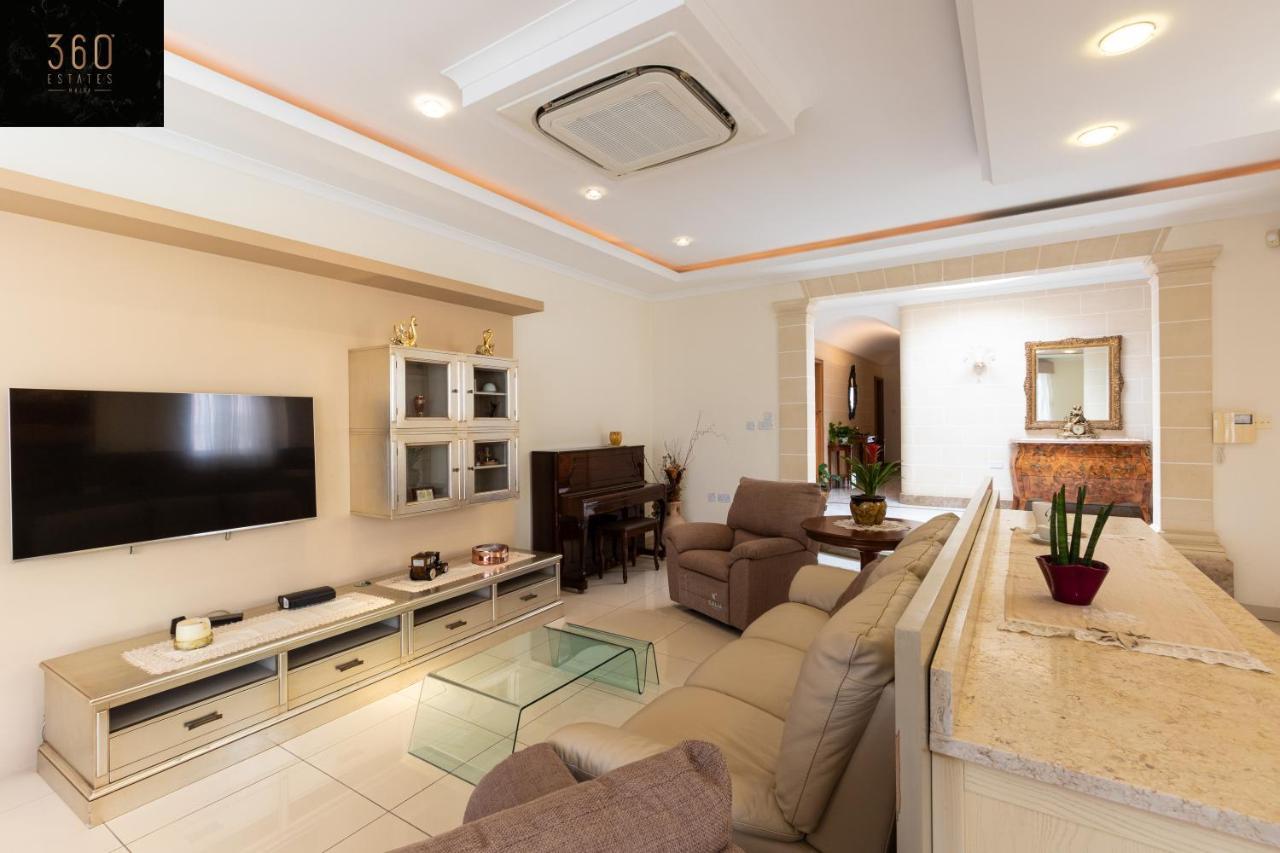 Lux Villa with Amazing Bbq, Pool Area & Wifi by 360 Estates