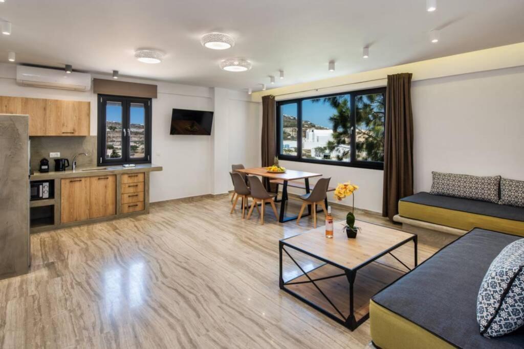 Christianna & George Luxury Hot Tub Apartment