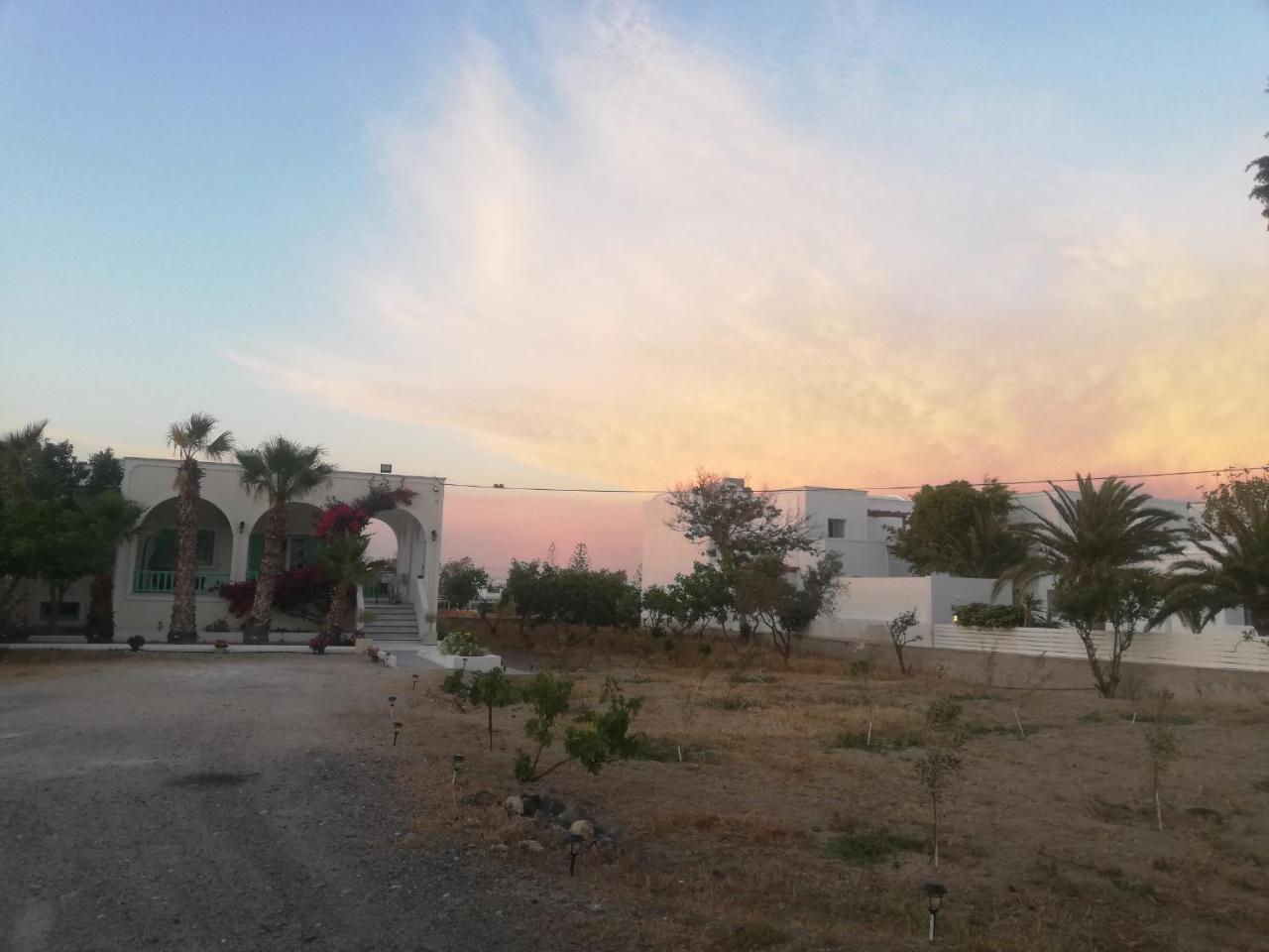 Kamari Beach Houses with Balcony And Garden 1