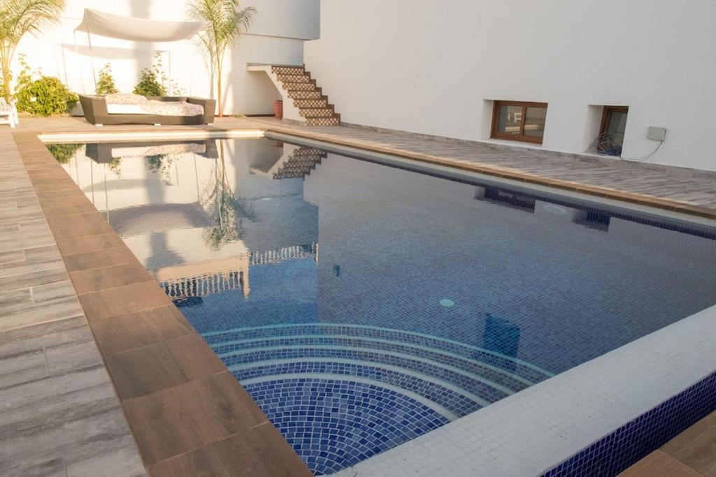 Fabulous Contemporary 5 Bedroom Villa with Private Heated Pool, Sleeps Max 13 1