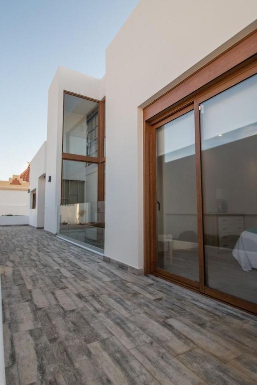 Fabulous Contemporary 5 Bedroom Villa with Private Heated Pool, Sleeps Max 13 2