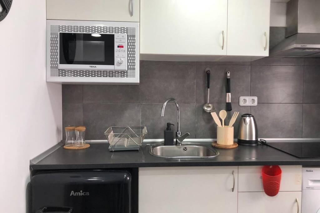 M4 Cool Terrace. 1 Min To Metro. 15 Min To Center 2