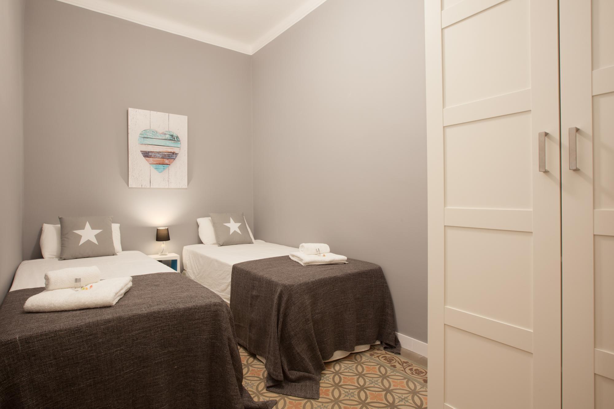 Sofia 4 · Sofia's Gallery & Bath · Well Priced 6 Pax Spacious Home in Eixample 2