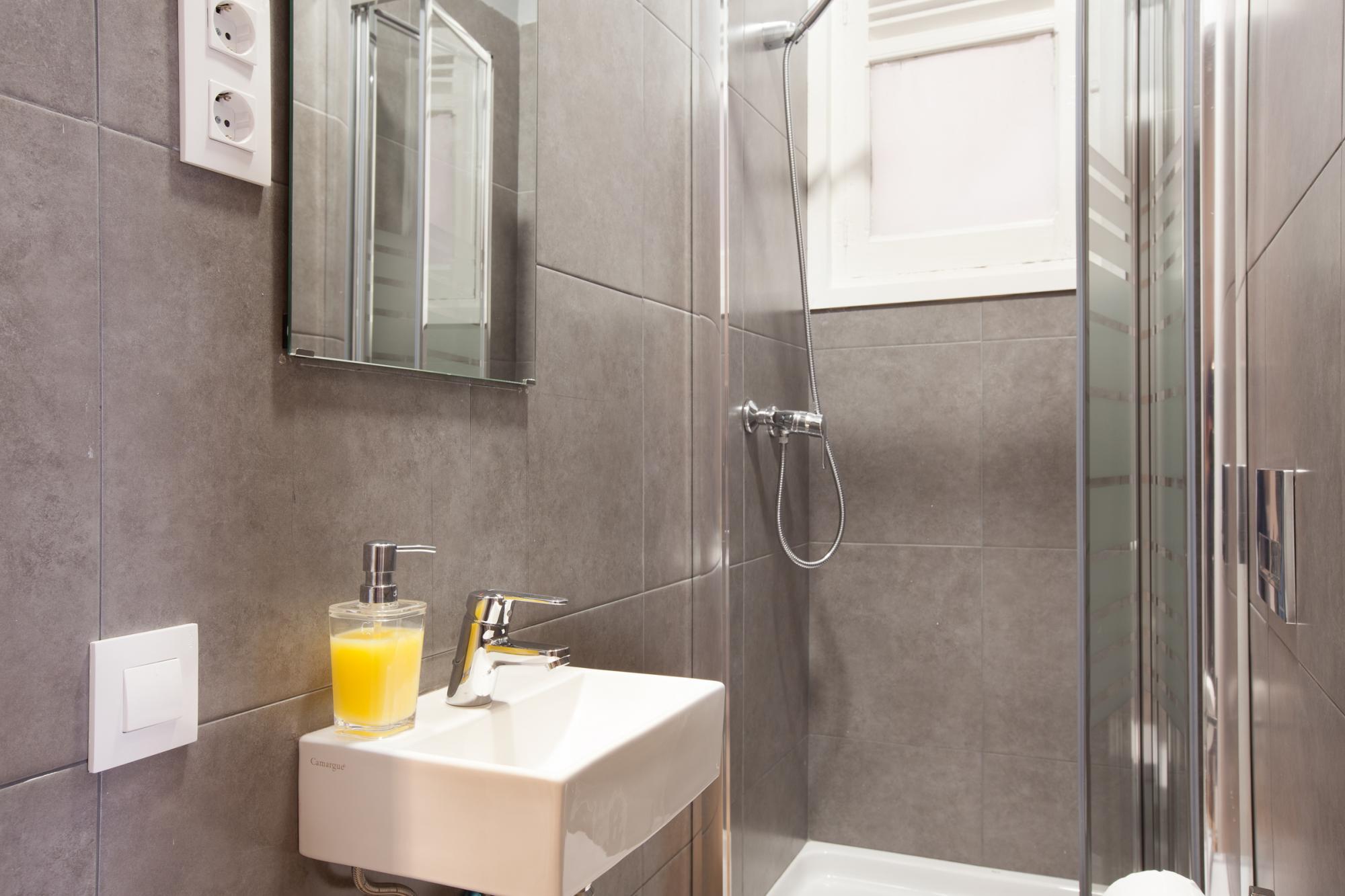 Sofia 4 · Sofia's Gallery & Bath · Well Priced 6 Pax Spacious Home in Eixample 1