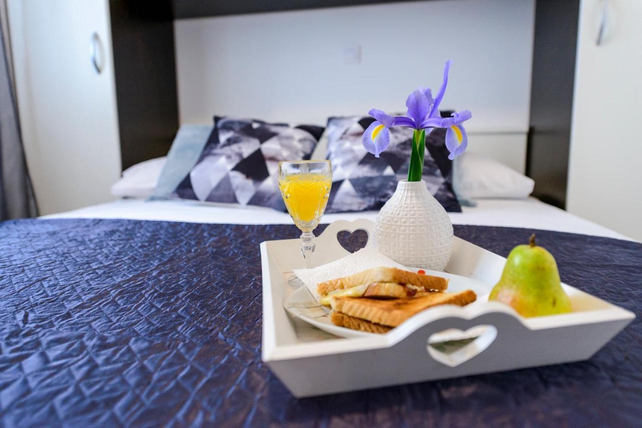 Lorelai Apartments 2