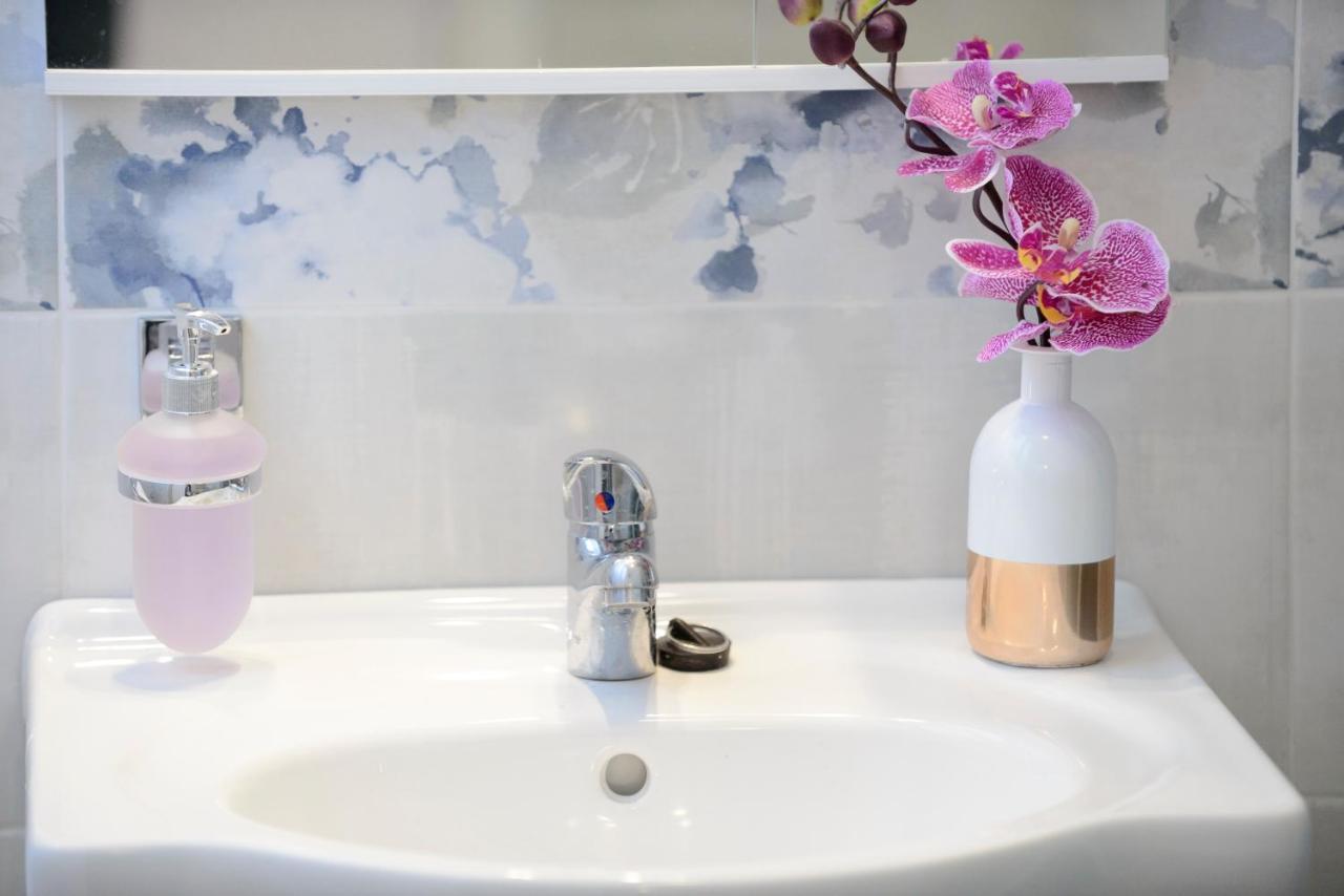 Lorelai Apartments 1