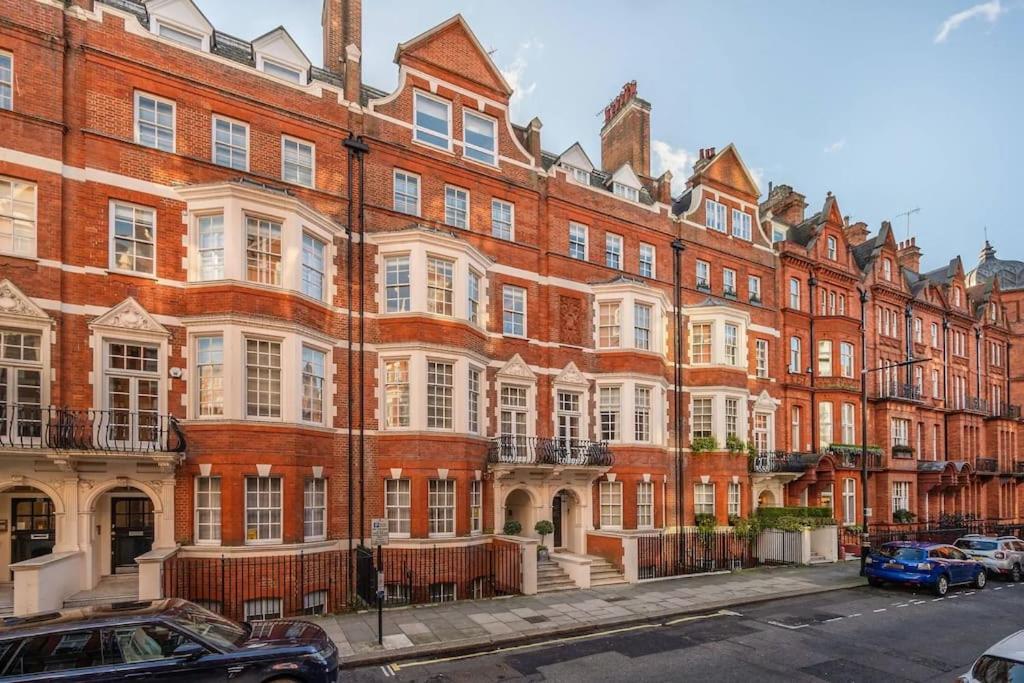Stunning Mayfair 3 Bed Flat with Terrace And Fireplace
