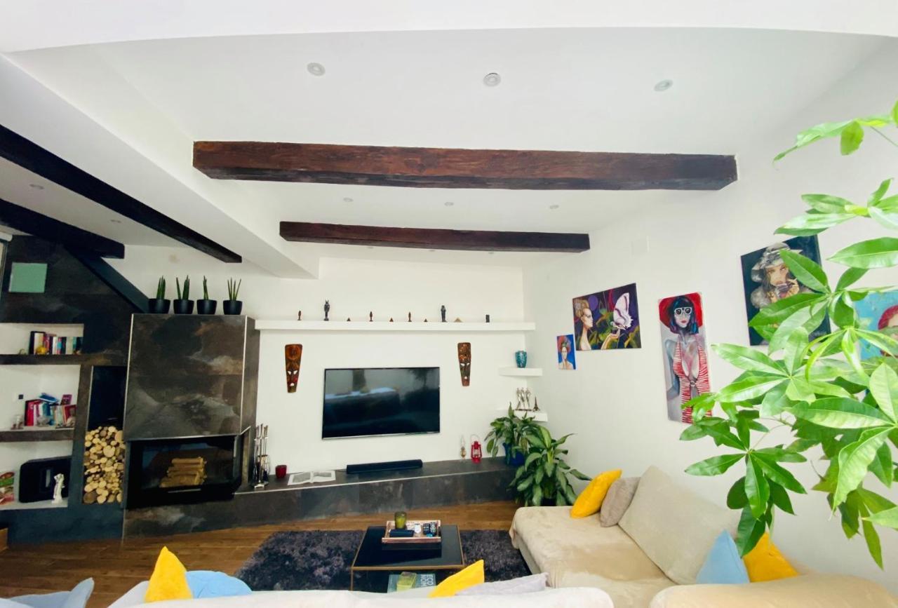 Rooftop Heated Jacuzzi, Fireplace, a Unique Home! 2