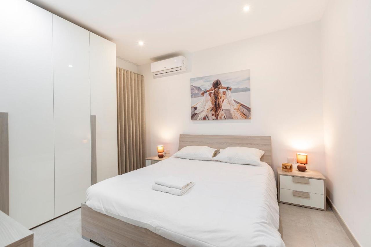 Golden Flat in San Pawl-Hosted by Sweetstay 1