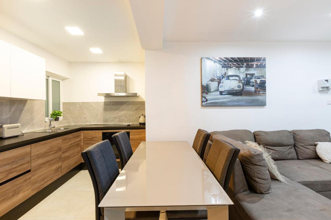 Golden Flat in San Pawl-Hosted by Sweetstay 2