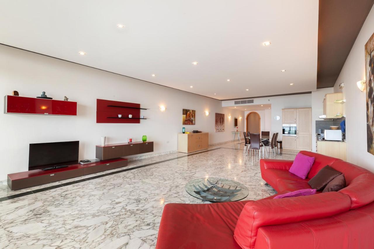 Spacious Seafront Apt with Living, Sofa, Wifi & AC by 360 Estates 2