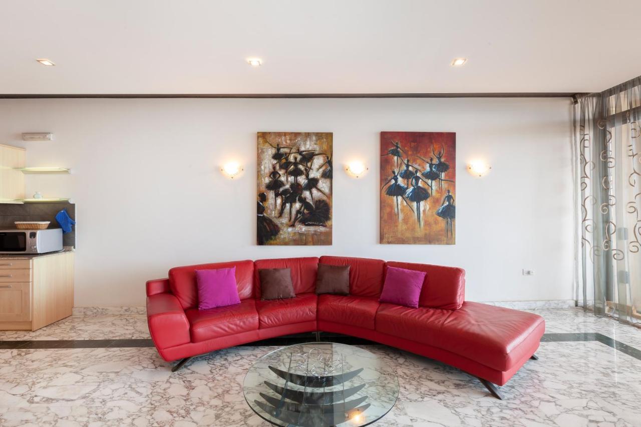 Spacious Seafront Apt with Living, Sofa, Wifi & AC by 360 Estates