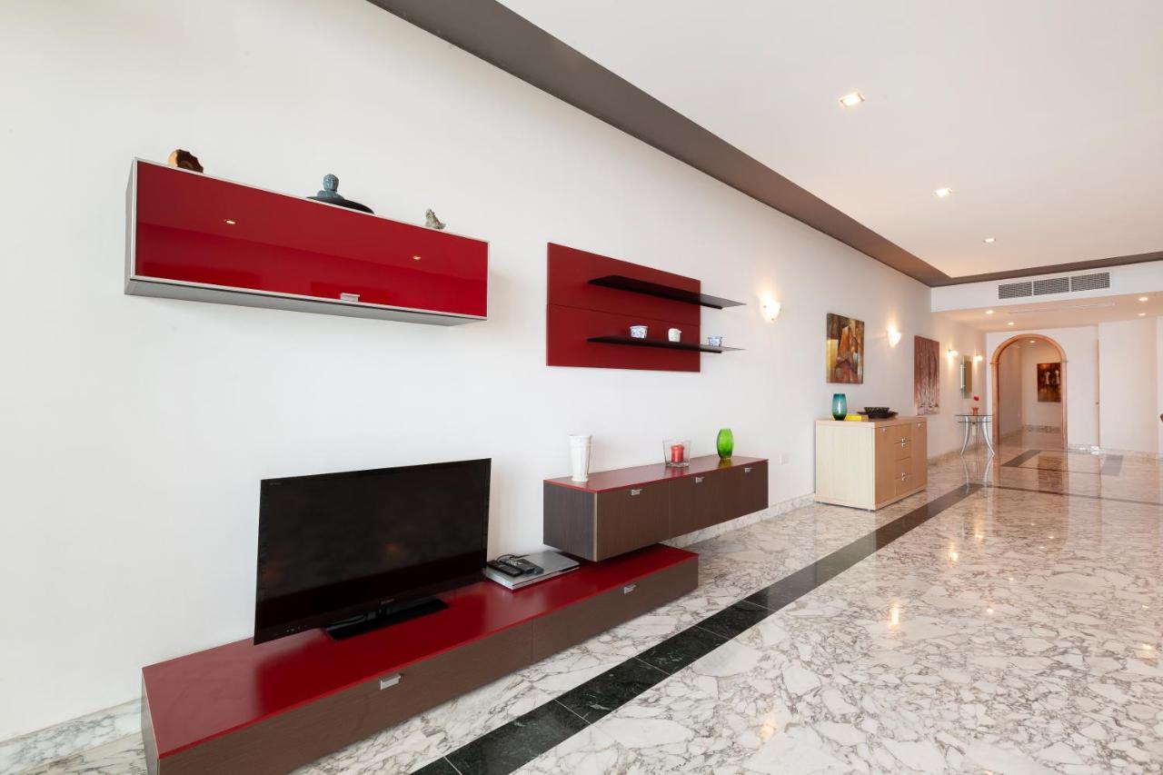 Spacious Seafront Apt with Living, Sofa, Wifi & AC by 360 Estates 1