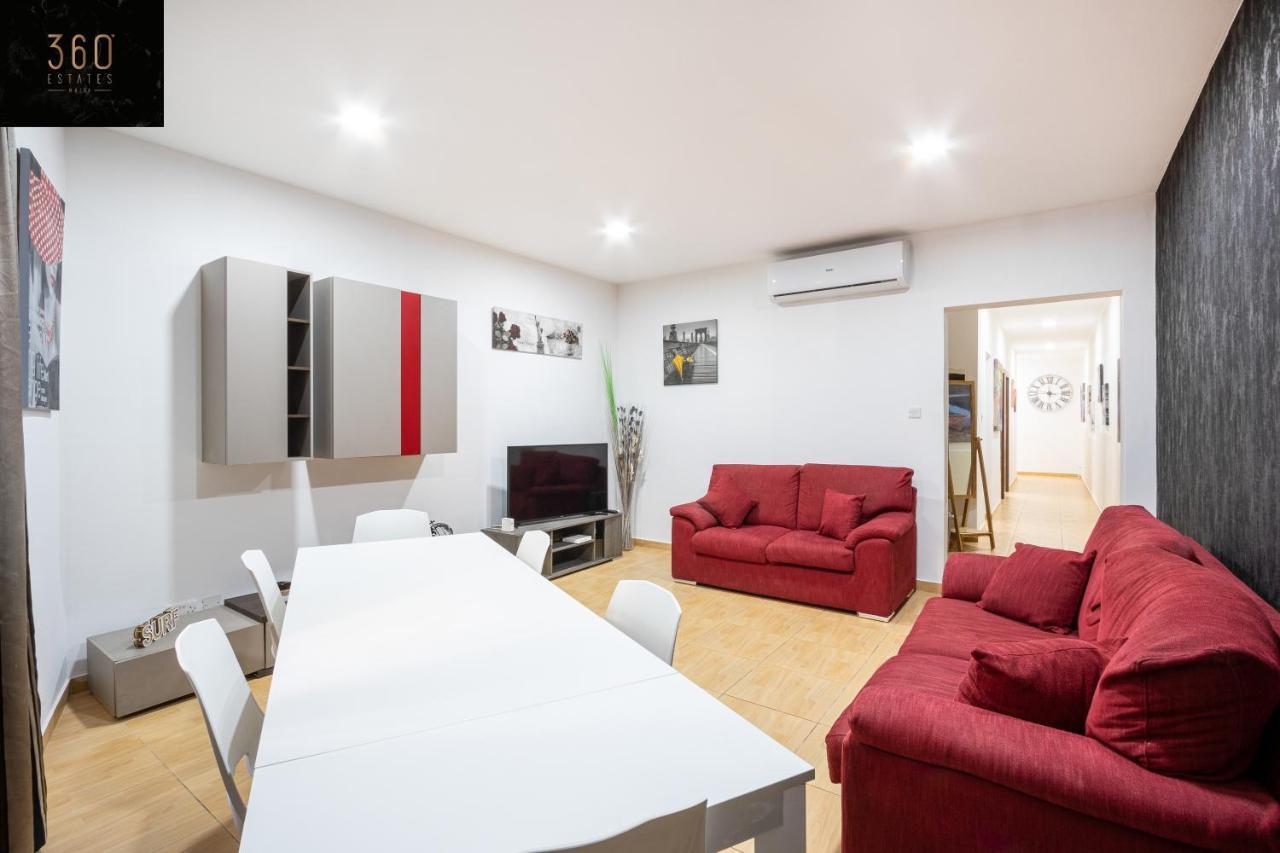 Central House with Living, Fast Internet And Bbq by 360 Estates