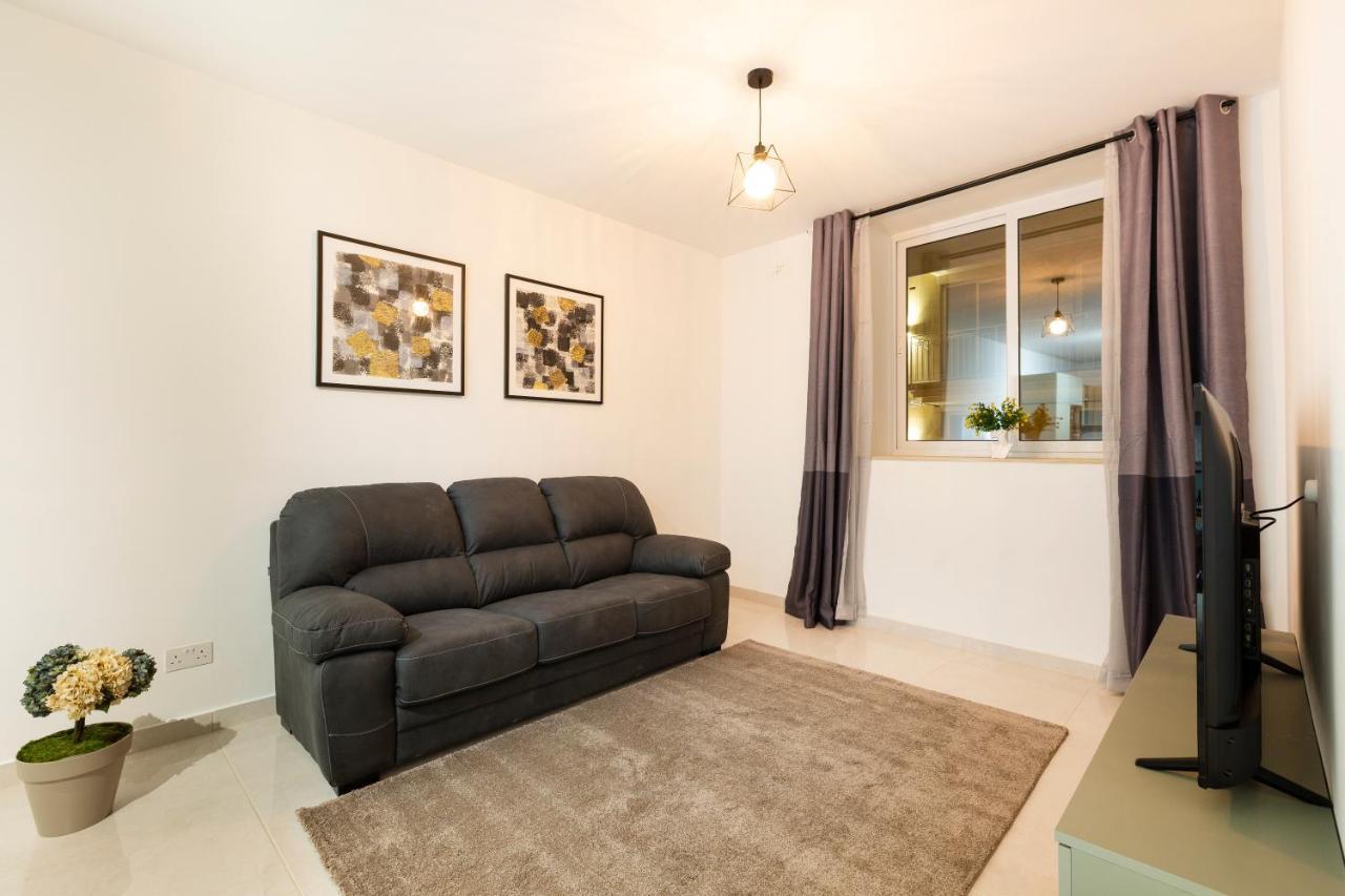 Charming 2br W/Large Living Area Off the Promenade by 360 Estates