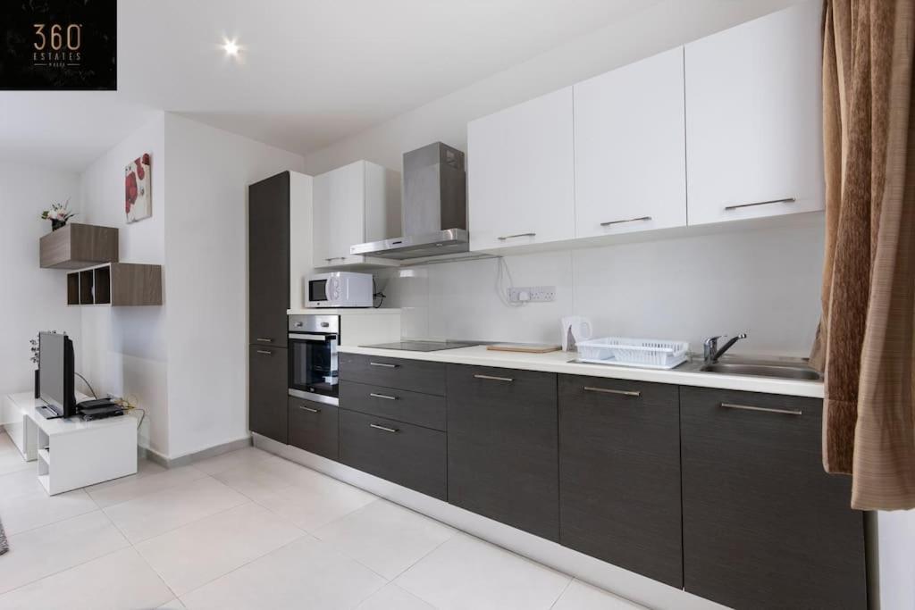 Spacious, Beautiful Central Penthouse with Bbq by 360 Estates