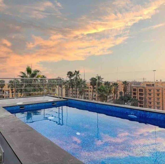 Rooftop Pool, Bright & Cozy Apartment in City Center 1