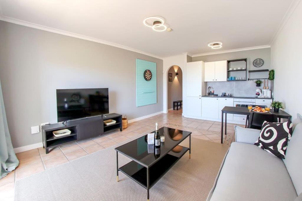 Beautiful Spacious 1 Bedroom Apartment with a Pool, Marina Palace 608 1