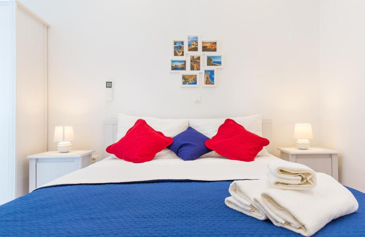 Apartment Seventyseven