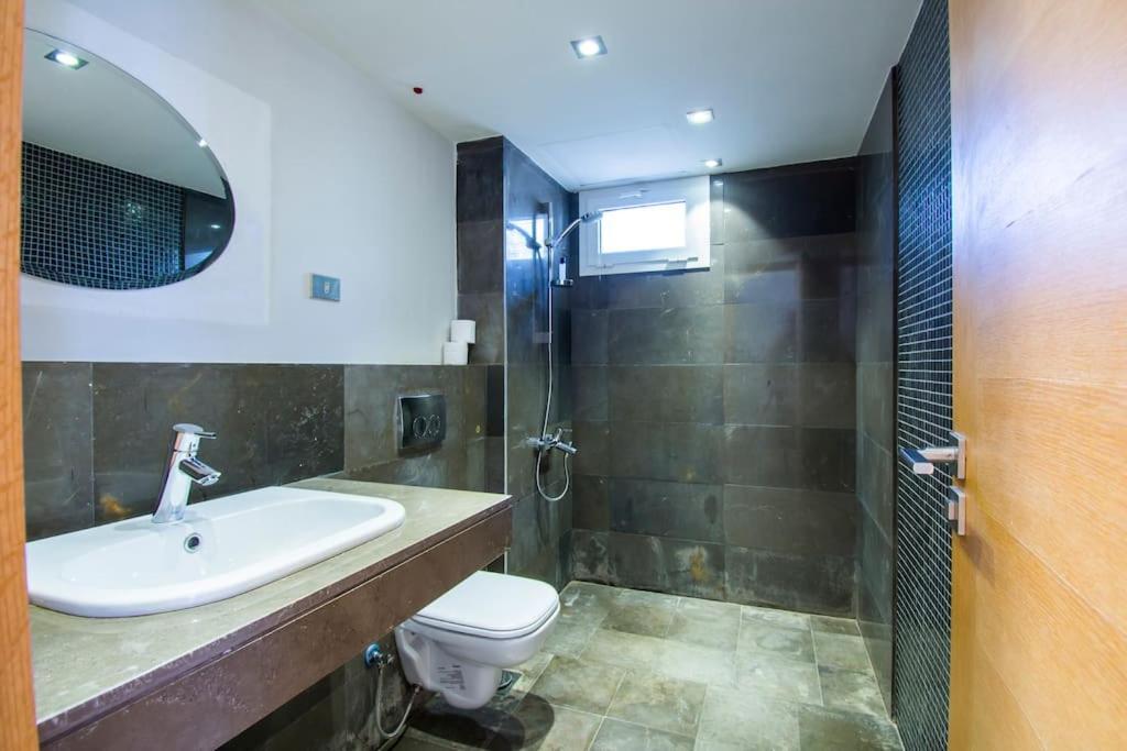 Nayah Stays, Amazing Villa with Private Pool & 5 Master Suites 2