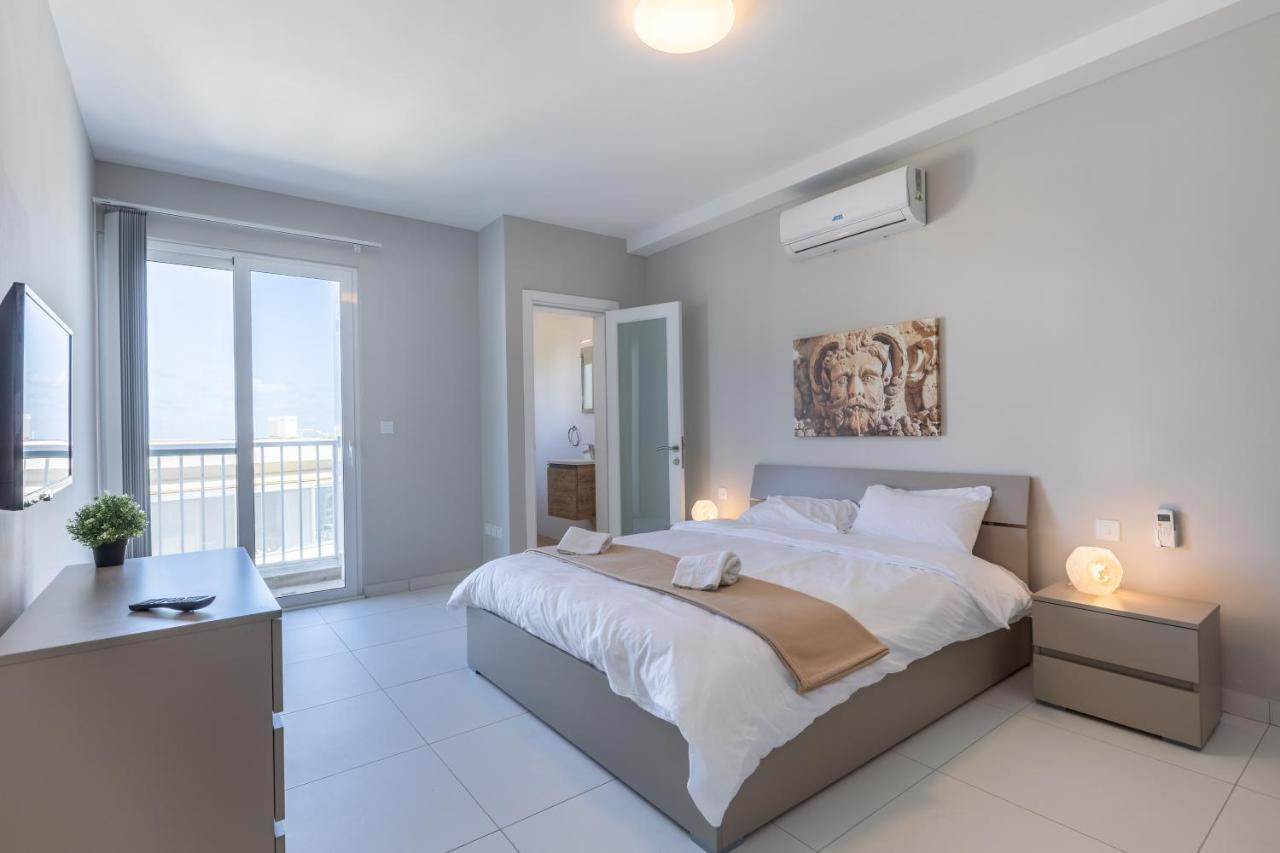 Unique Penthouse with Private Heated Jacuzzi, Close To Restaurants And Night Life 1