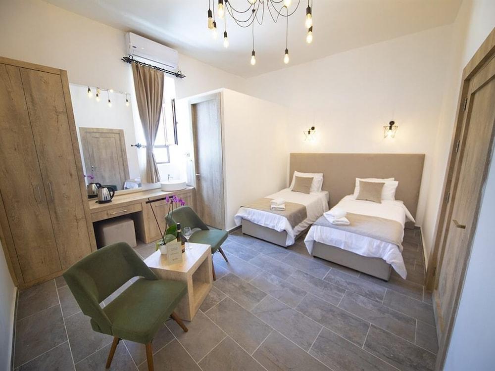 Avenue Hotel & Restaurant