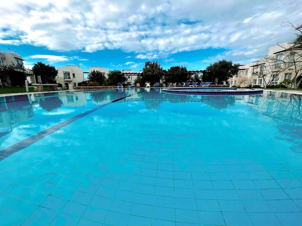 Flat with Roof Terrace And Sea View in Kyrenia 1