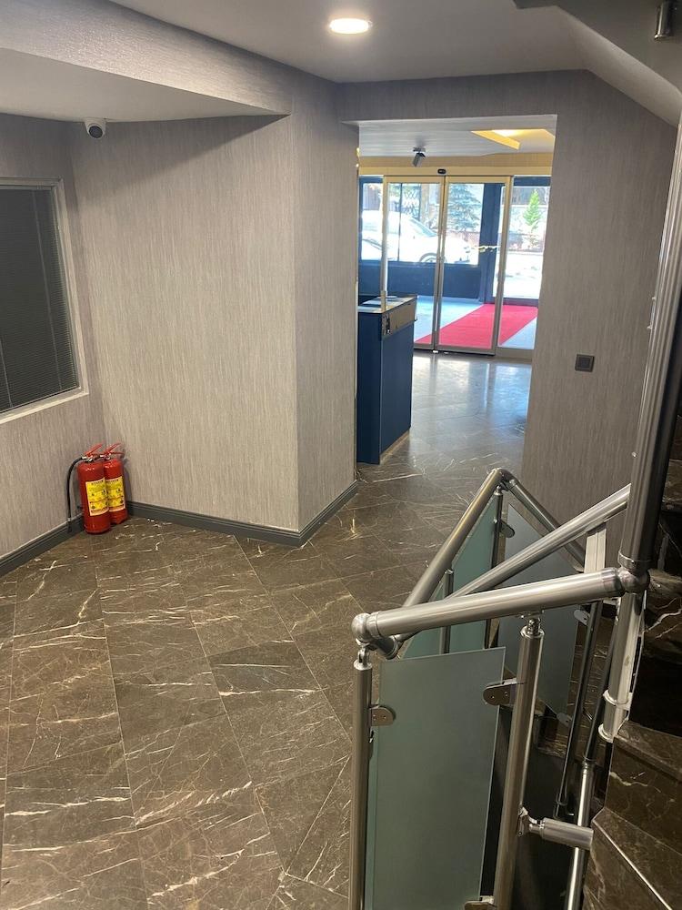 Mad Inn Hotel & SPA 1