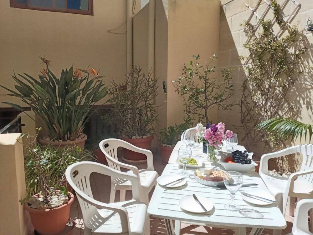 Well Located Townhouse & Courtyard Kalka