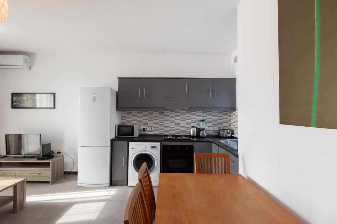 83/3-Lovely 1 Bedroom Penthouse 1