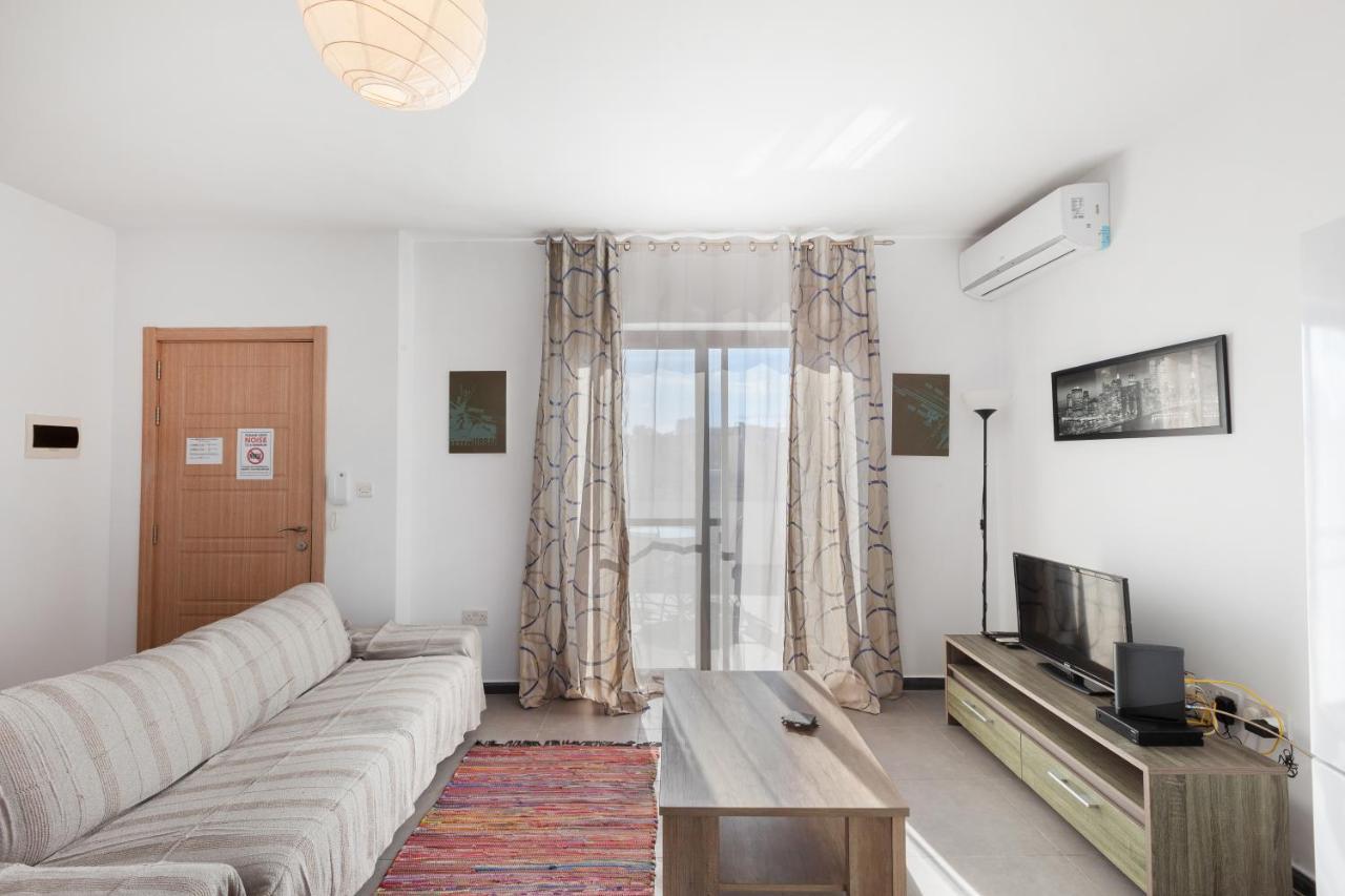 83/3-Lovely 1 Bedroom Penthouse 2