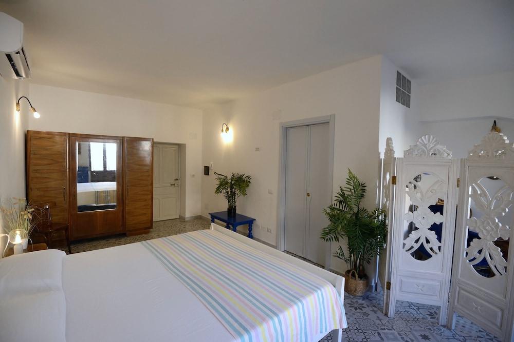 Large, Authentic 2-Bed Apartment, Panoramic Views 2