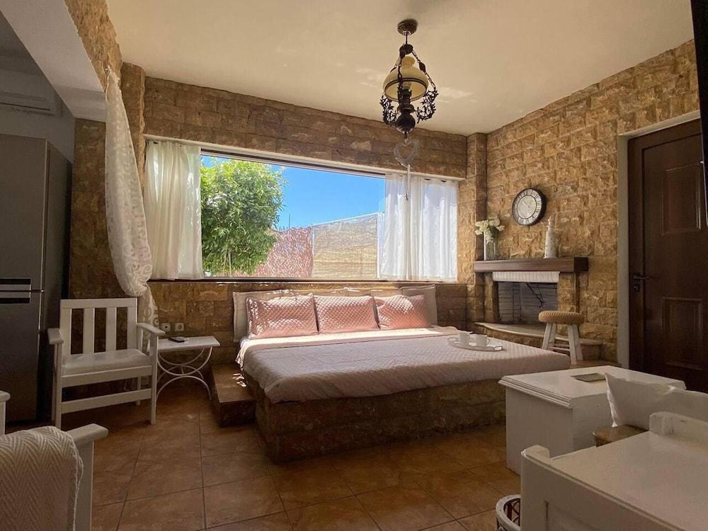 Evi's Afandou Suite - Vintage & Modern 2