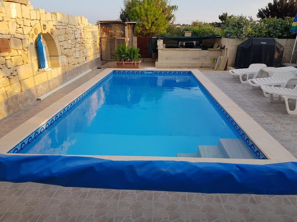 Stunning 5-Bed Farmhouse in Malta