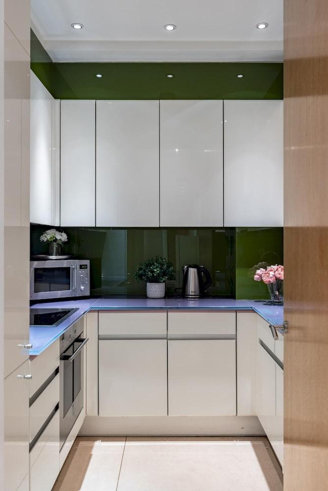 Park Lane 4-Bed Huge Designer Pad 1