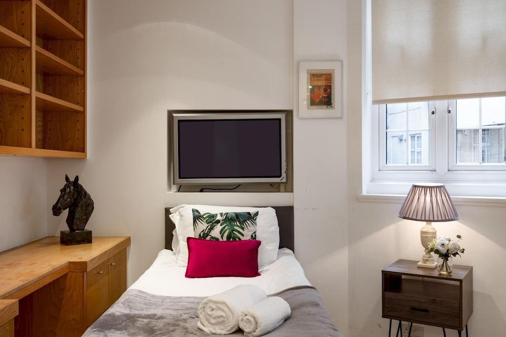 Park Lane 4-Bed Huge Designer Pad 2