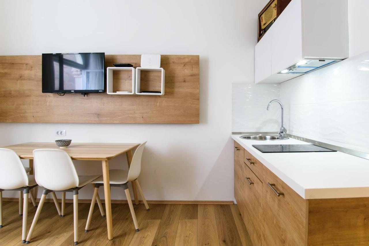 Street Buzz Old Town Apartment by Duhomes 2